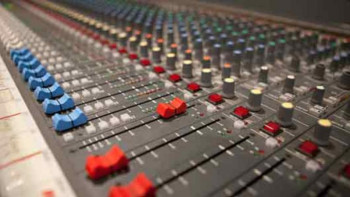 Фотография к новости: Фонограммамен ән айтқандарды жазалайтын заң жобасы Президентке жіберілді 