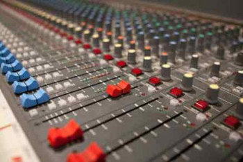 Фотография к новости: Фонограммамен ән айтқандарды жазалайтын заң жобасы Президентке жіберілді 