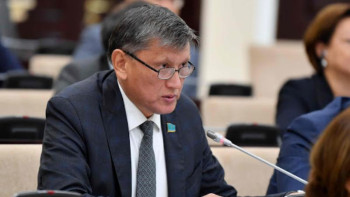 Фотография к новости: Сенатор Нұртөре Жүсіп күйініп кетті