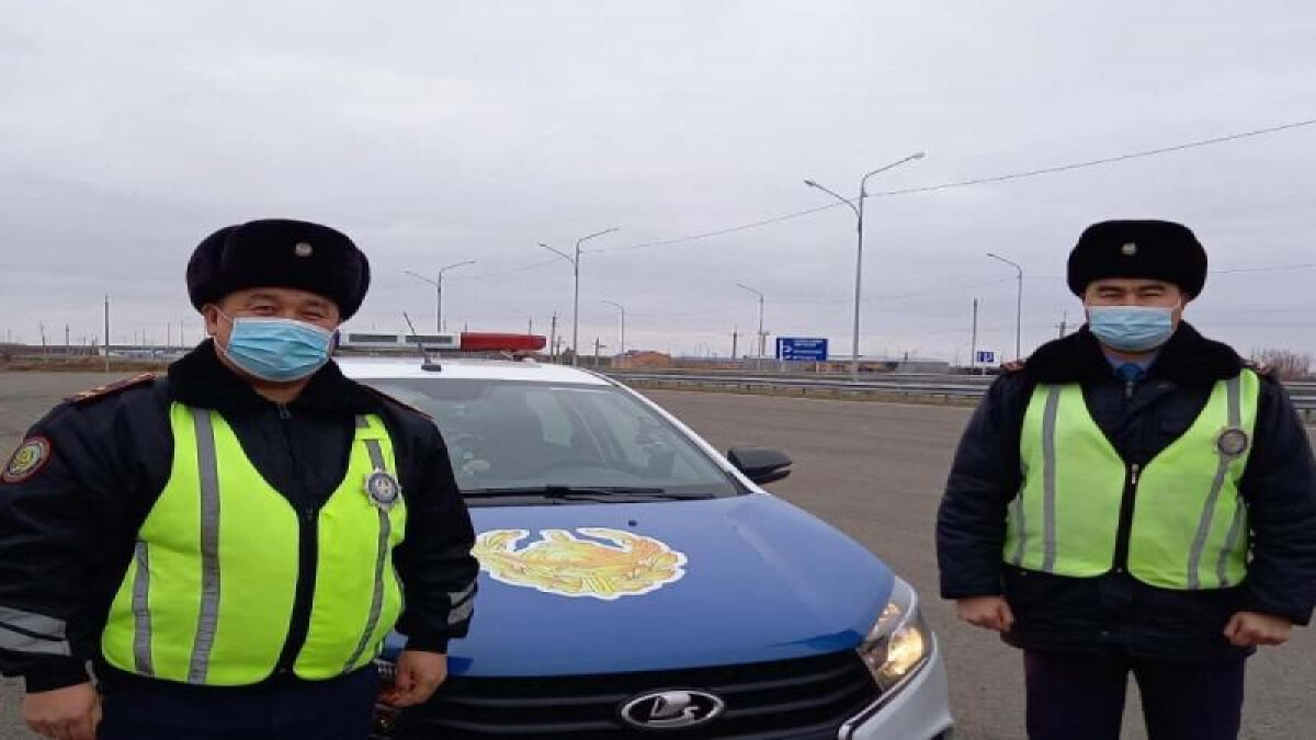 Павлодарлық полицейлер өртеніп жатқан көліктен жас жігітті құтқарып қалды