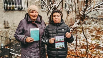 Фотография к новости: Алматылықтарға ағаш көшеттері таратылды