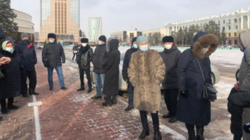 Фотография к новости: Үй дайын, кілт жоқ. Бір топ наразы тұрғын әкімдікке баса-көктеп кірді