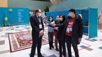 Фотография к новости: Халықаралық байқаушылар елорданың сайлау учаскелерін аралады