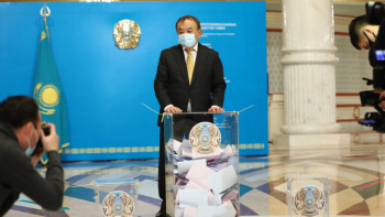 Фотография к новости: ADAL партиясының төрағасы дауыс берді