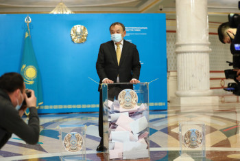 Фотография к новости: ADAL партиясының төрағасы дауыс берді