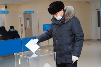 Сайлау. Дауыс берушілердің алғашқы легі учаскеге келді