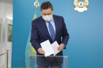 Фотография к новости: Асқар Мамин дауыс берді