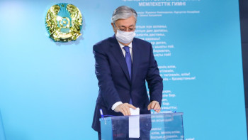 Фотография к новости: Тоқаев ҚХА-дан сайланатын депутаттарға дауыс берді 