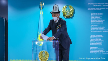 Фотография к новости: ҚХА мүшелері дауыс беріп жатыр 