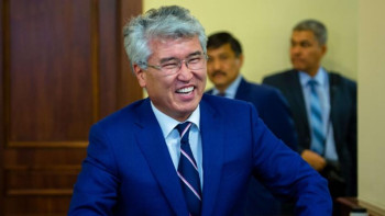 Фотография к новости: Орысша кітап шығарған Арыстанбек Путинге рахмет айтты