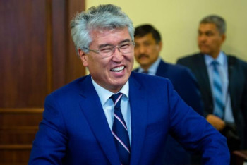 Фотография к новости: Орысша кітап шығарған Арыстанбек Путинге рахмет айтты