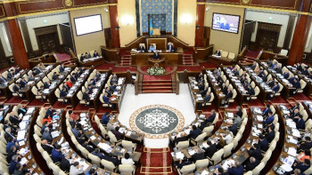 Фотография к новости: Депутаттар жасырын дауыс беріп жатыр