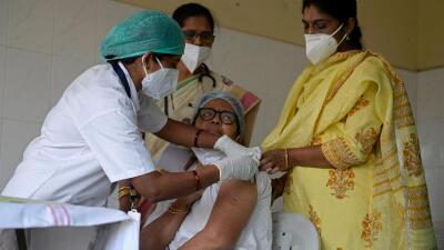Үндістан вакцинацияны рекордтық қарқынмен жүргізуде