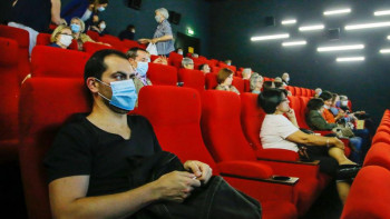 Фотография к новости: Кинотеатр мен театрға барып, вирус жұқтырып жатқандар көп - Бекшин