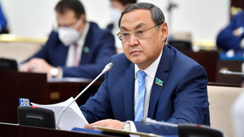 Фотография к новости: Қаншалықты артта қалғанымызды түсінесіз. Сенатор министрге Мәскеуге барып қайтуға кеңес берді