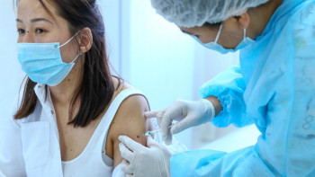 Фотография к новости: Қоғамда бізді вакцинацияға мәжбүрледі деген пікір бар. Алайда ол жалған – дәрігер