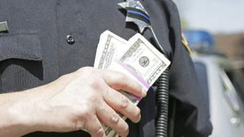 Фотография к новости: Димаш Ниязов АҚШ полицейлеріне пара ұсынған жағдайда не істейтінін айтты