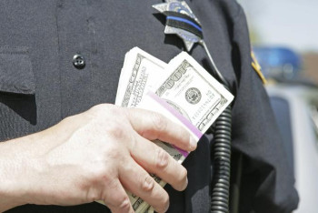 Фотография к новости: Димаш Ниязов АҚШ полицейлеріне пара ұсынған жағдайда не істейтінін айтты