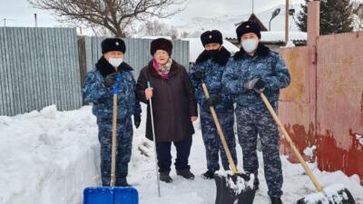 Шығыс Қазақстанның полицейлері қаруларын күрекке алмастырды