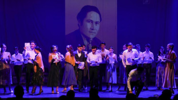 Фотография к новости: Ол бүкіл қазақтың жүрегіне сөнбейтін шоқ тастап кетті. Мұқағали жайлы қойылым сахналанды 