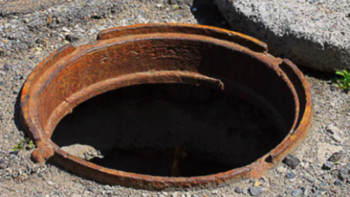 Фотография к новости: Бұл – таза қылмыс. Көлгінов құдықтың үстінен асфальт төсеген мердігерлерді жазғырды 