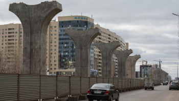 Фотография к новости: Қаланың сәнін кетіріп тұр. Көлгінов LRT құрылысы қашан жалғасатынын айтты