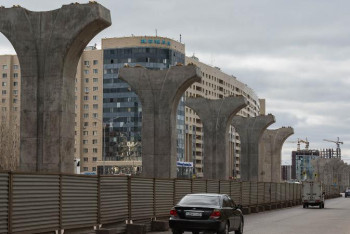 Фотография к новости: Қаланың сәнін кетіріп тұр. Көлгінов LRT құрылысы қашан жалғасатынын айтты