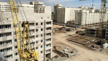 Фотография к новости: 15 мыңнан астам үлескер жылдар бойы пәтерін күтеді. Көлгінов мәселені қалай шешетінін айтты 