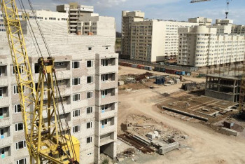 Фотография к новости: 15 мыңнан астам үлескер жылдар бойы пәтерін күтеді. Көлгінов мәселені қалай шешетінін айтты 