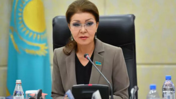 Фотография к новости: Дариға Назарбаева Маминге 5 сауал қойды