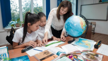 Фотография к новости: 2023 жылға қарай мұғалімдер жалақысы тағы 25%-ға өседі