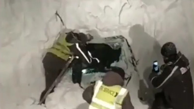 Алматы облысында 7 адам мінген көлік қар көшкінінің астында қалды