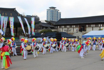 Фотография к новости: Корей мәдени орталығы Сольналь мерекесін атап өтті
