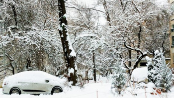 Фотография к новости: Алматыда қалың қар жауып, халықты әбігерге салды