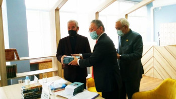 Фотография к новости: Сайын Мұратбековтың шығармалары ағылшын тілінде жарық көрді 