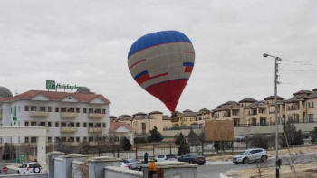 Фотография к новости: Маңғыстау жерінде әуе шарымен көкте саяхаттауға мүмкіндік туды