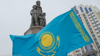 Фотография к новости: Алғыс айту күні: «Қазақ еліне мың алғыс» монументіне гүл шоқтары қойылды