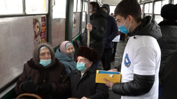 Фотография к новости: Алғыс айту күні: Жастар жолаушыларға шоколад таратты 