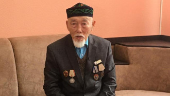 Фотография к новости: Еревандағы армян достарынан хат алып тұрған пошташы 