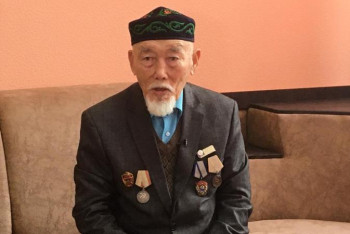 Фотография к новости: Еревандағы армян достарынан хат алып тұрған пошташы 