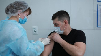 Фотография к новости: Қостанайда мұғалімдер мен полицейлер екпе салдырды