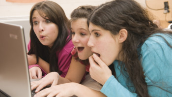 Фотография к новости: Депутат заңды зерделемей, желіде даурықпа әңгіме тарататындар туралы айтты