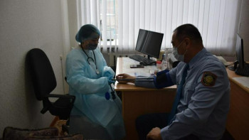 Фотография к новости: Ақмолада полицейлерге вакцина егу басталды 