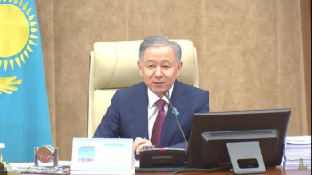 Фотография к новости: Орысша сөйлейтін министрдің қазақшасына Нығматулин жымиды