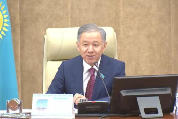 Фотография к новости: Орысша сөйлейтін министрдің қазақшасына Нығматулин жымиды