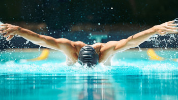 Фотография к новости: Отандық спорт комментаторының әкесі халықаралық әйелдер күніне орай 8 шақырымға жүзіп шықты