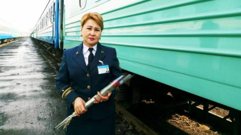 Фотография к новости: Білдей бір пойызды басқарып отырған қазақ аруы жайлы не білеміз? 