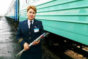 Фотография к новости: Білдей бір пойызды басқарып отырған қазақ аруы жайлы не білеміз? 