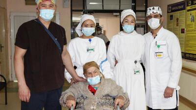 Алматылық хирургтар 101 жастағы кейуанаға ота жасап, аман алып қалды