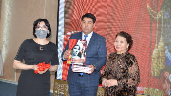 Фотография к новости: Халық әртісі кітап шығарды 